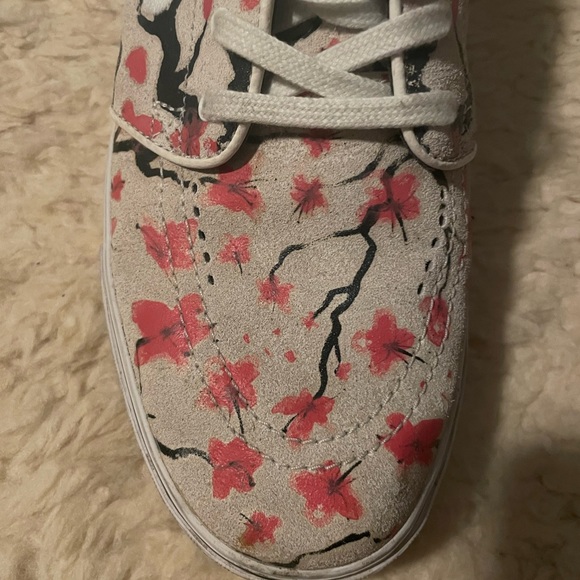 One of a kind Nike athletic shoes mens size 9 - Picture 5 of 7